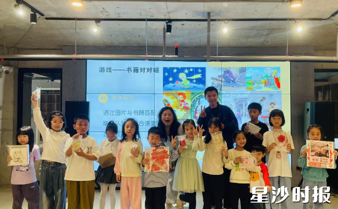在世界读书日有奖问答主题活动，孩子们开心地捧着美邻空间精心准备的奖品。