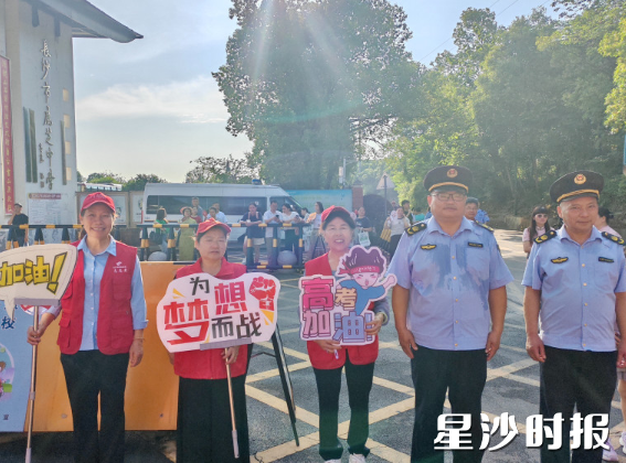 还有一个月就退休的㮾梨综合行政执法大队队员李树其（右一）参与爱心护考。县行政执法局供图