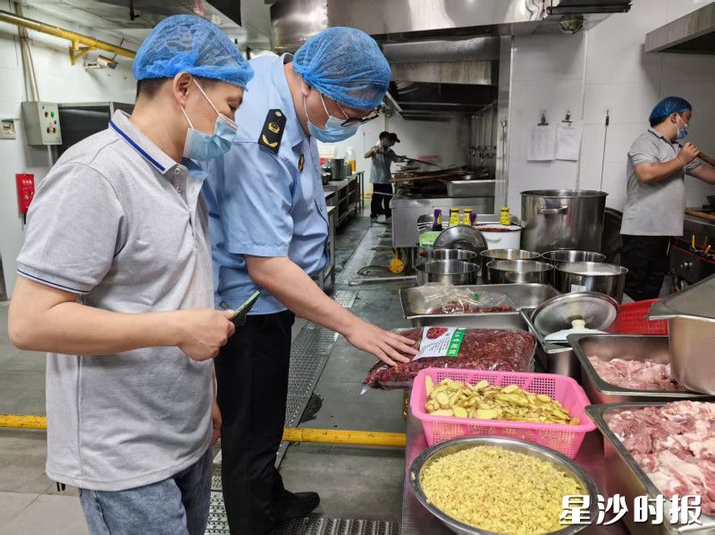 驻点人员进入食堂后厨进行监督检查。县市场监管局供图