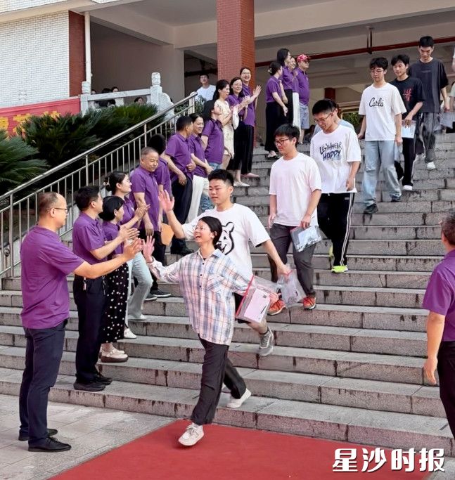 长沙县第一中学校老师和考生击掌加油，愿全体考生“一击即中”。