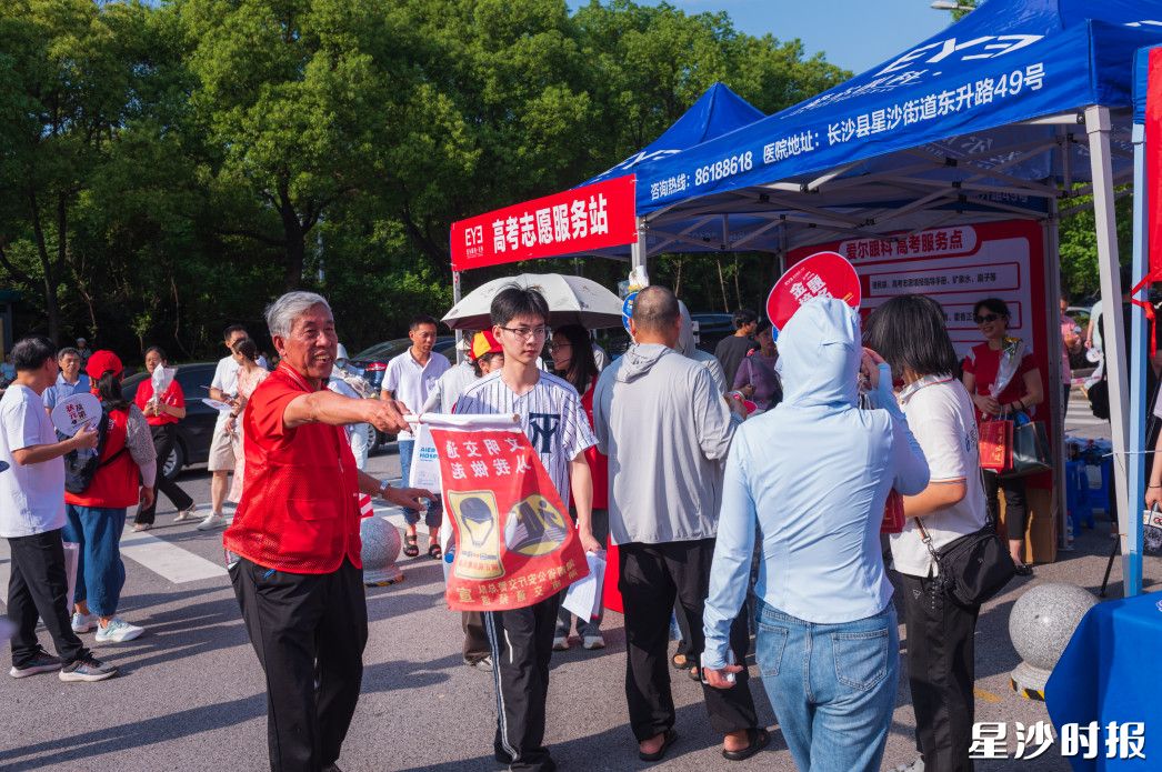 “湖南好人”陈小明引导考生从对应通道入场。