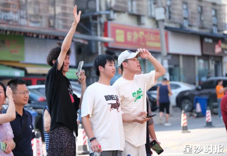 考生朋友从新疆远道而来加油鼓劲。