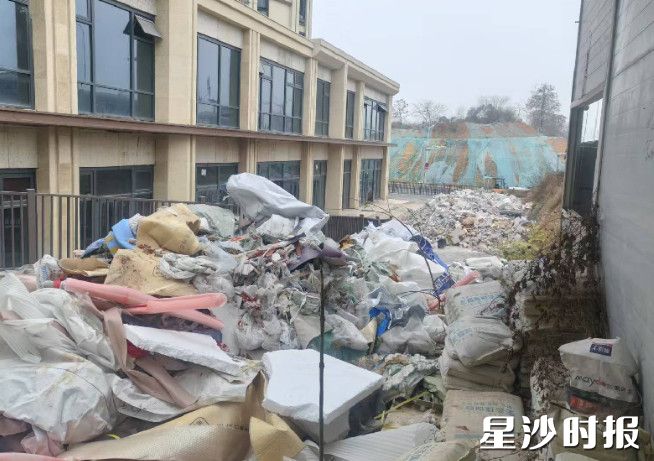整改前，消防通道堆满了装修垃圾。均为长沙县城管局供图