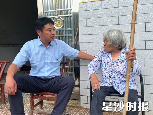 驻村帮扶干部入户走访了解
群众困难。