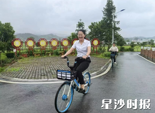 共享单车进村，村民和游客畅享出行便利。