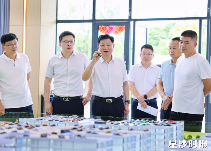 付旭明在长沙万洋科技城项目，调研项目建设情况。均为曾诗怡 摄