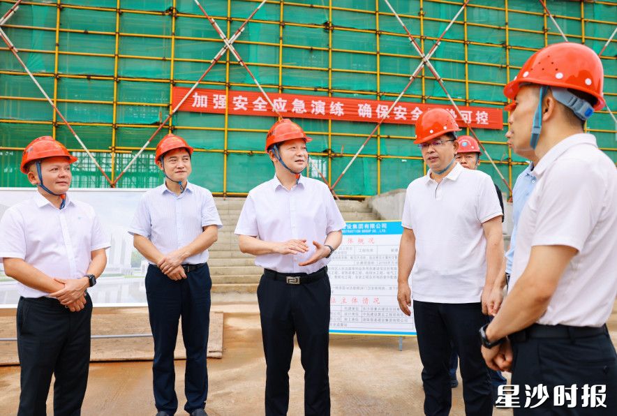 付旭明在县人民法院自贸片区人民法庭审判业务用房建设项目，调研项目建设情况。