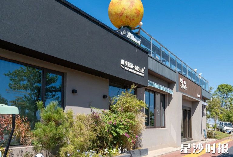 小河边 Little Mall Too Cafe位于松雅湖边，捞刀河畔，自然环境优美。
