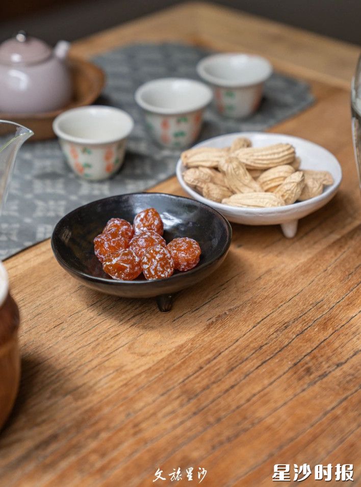 在大沙里茶小馆，喝茶、谈天、听鸟鸣，院子四面透风，满眼皆绿，茶馆内棉麻舒服的衣服可以自由选购。