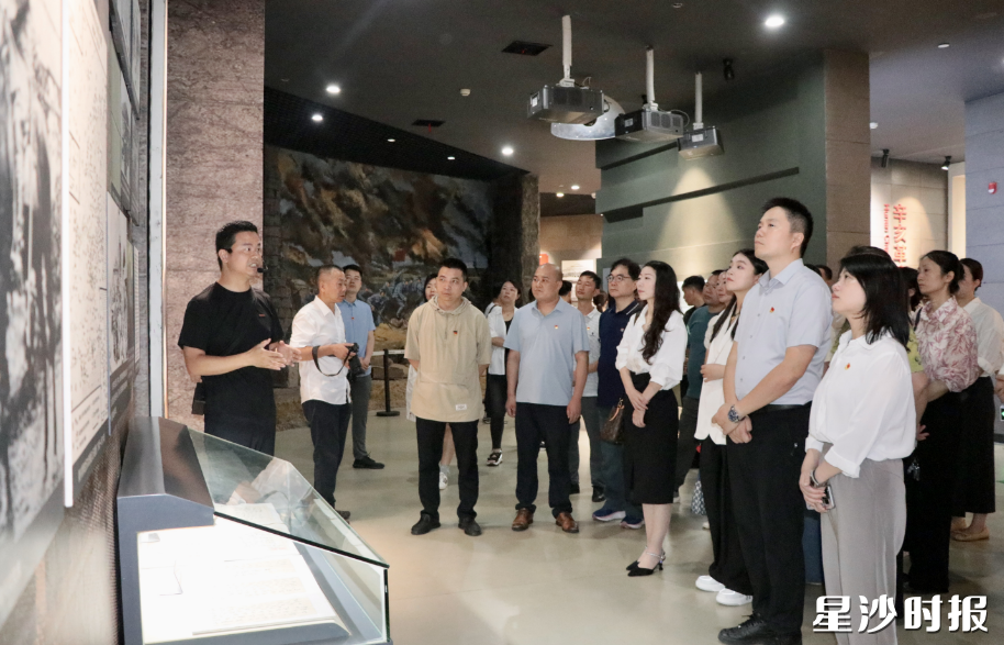 红树坡社区组织27名党员及24家党群共建单位代表前往黄兴故居参观学习。