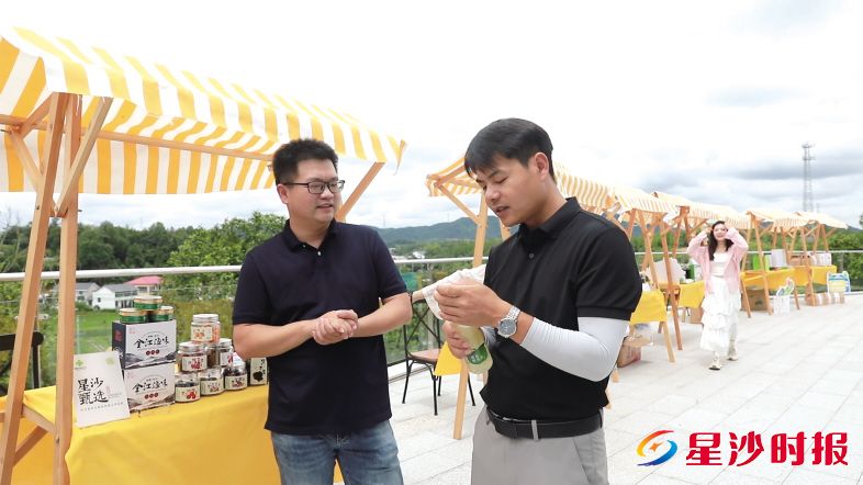 　　图为参加活动的“三农”主播在星沙甄选展台前，详细了解星沙甄选摇摇蜂蜜水、拔尖笋等产品情况。谭园 摄