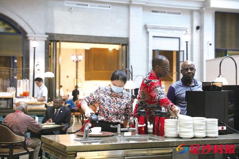 　　施柏阁酒店餐厅的服务员为非洲宾客服务，以美食促交流。酒店供图