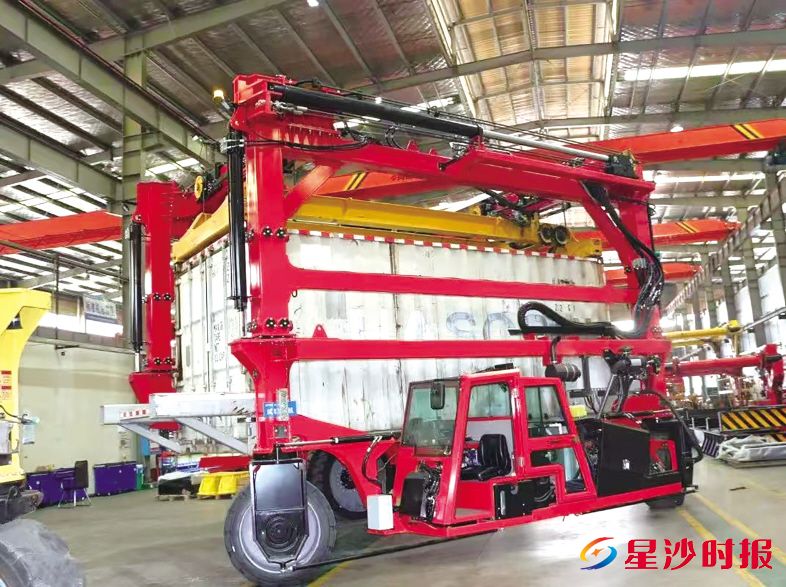 　　此次下线的无人跨运车拥有无人驾驶、智能识别、精准吊运与远程操控四大核心能力。企业供图