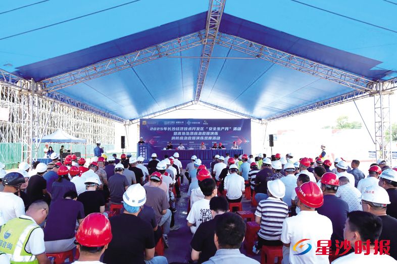 　　此次演练创新采用“理论+实操”“虚拟+现实”融合模式，全方位提升参与人员的应急管理能力。图为应急演练现场。李杰  摄