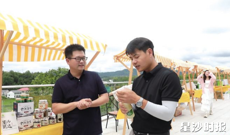 图为参加活动的“三农”主播在星沙甄选展台前，详细了解星沙甄选摇摇蜂蜜水、拔尖笋等产品情况。谭园 摄