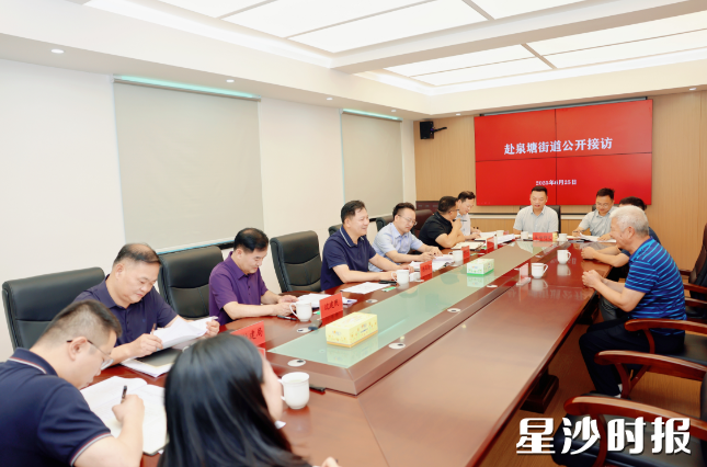 接访现场。叶尹浩 摄