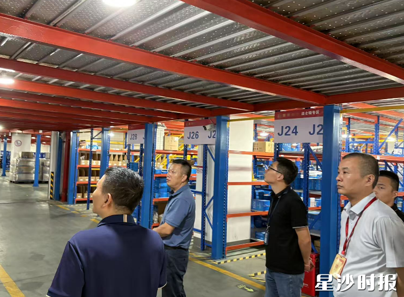 长沙县瞄准监管体量大、检查频次高的物流行业痛点,率先启动规范涉企行政检查改革。长沙县行政执法局供图 长沙县瞄准监管体量大、检查频次高的物流行业痛点,率先启动规范涉企行政检查改革。长沙县行政执法局供图