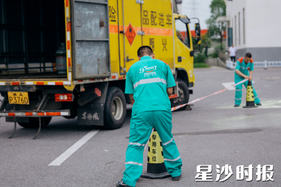 救援人员在“事故”现场设置警戒线。 救援人员在“事故”现场设置警戒线。