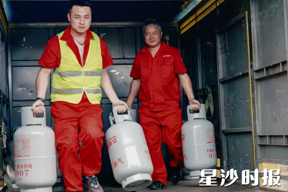 抢险人员安全转运危化品运输车上的钢瓶。 抢险人员安全转运危化品运输车上的钢瓶。