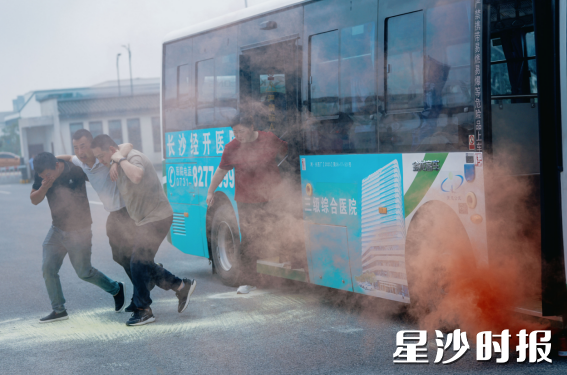 公交车事故中司机组织乘客有序撤离。 公交车事故中司机组织乘客有序撤离。