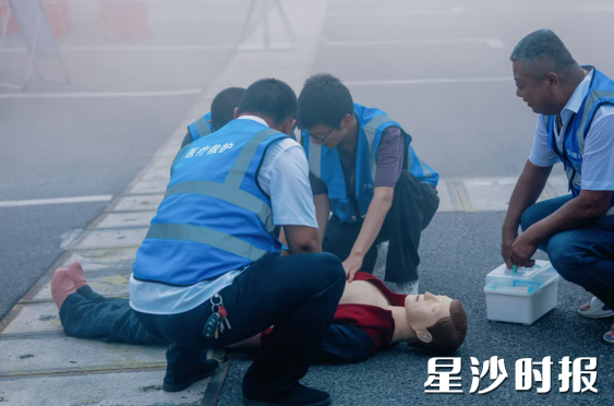 医疗救护工作人员对“受伤”人员进行急救。 医疗救护工作人员对“受伤”人员进行急救。