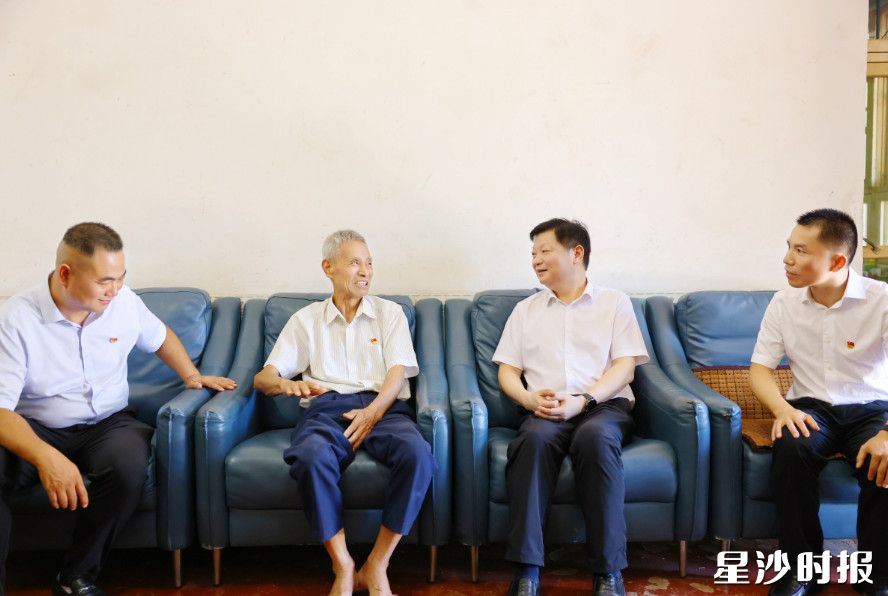 付旭明在粟异兵家走访慰问。