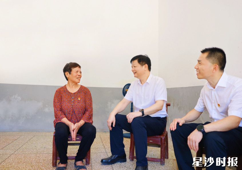 付旭明在黄明安家走访慰问。
