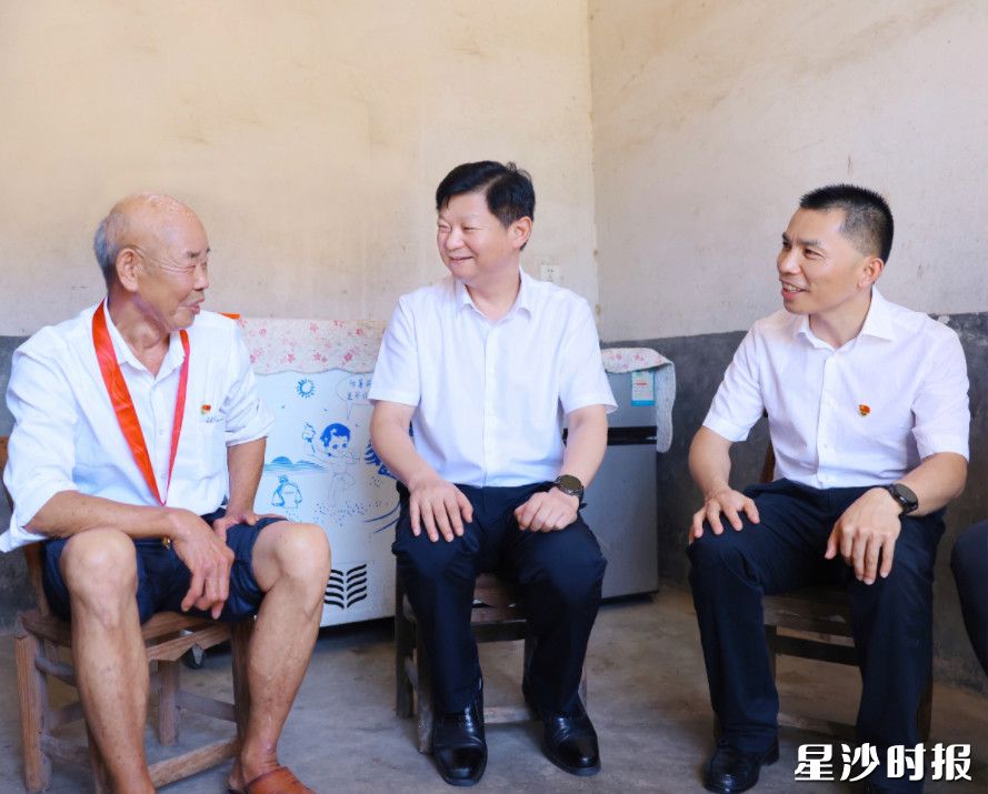 付旭明在罗长桂家走访慰问。均为曾诗怡 摄