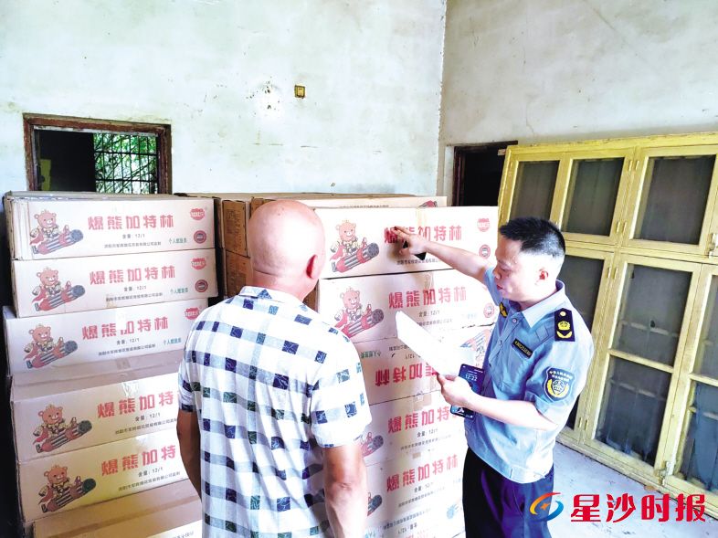 　　现场未设置任何安全警示标志，且未采取防潮、通风、防静电、防火、防爆等安全措施，不具备存储烟花爆竹的安全条件，隐患重重。长龙街道供图