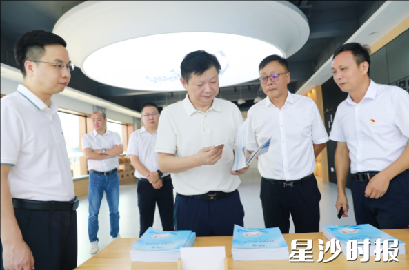 付旭明在㮾梨商会，调研㮾梨商会依托功能型党支部建设服务企业高质量发展等方面情况。均为谭园 摄
