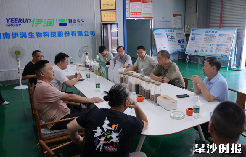 科技特派员专家团队进企业解难题。县科技局供图