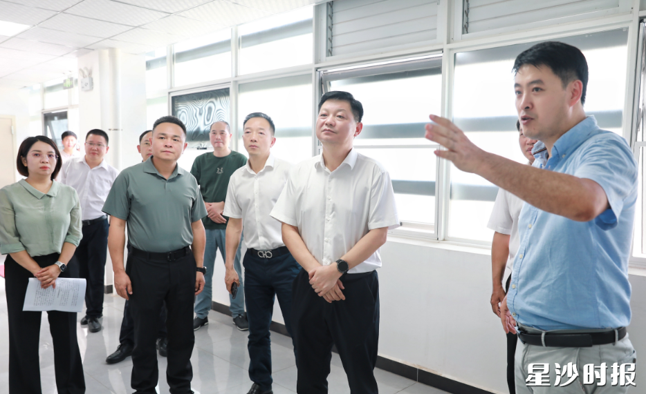 付旭明在湖南杂交水稻研究中心稻瘟病抗性鉴定平台，调研水稻科研平台及院士农业发展情况。均为谭园 摄