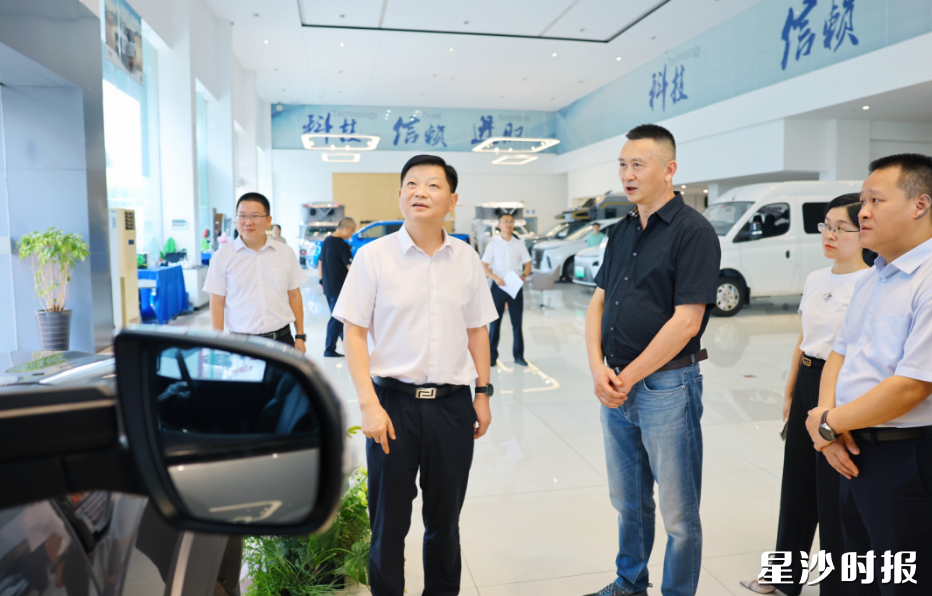 付旭明在长沙万卡福国际贸易有限公司，调研零售业发展情况以及二手车出口工作。均为曾诗怡 摄