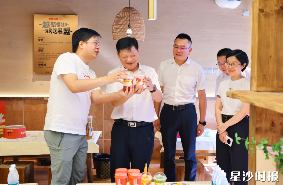 付旭明在串盟烧烤店，调研餐饮业发展情况、多元化夜经济消费场景创新工作。