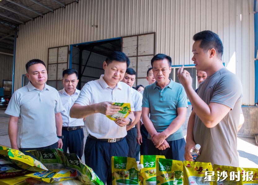 付旭明在湖南俏味食品有限公司（新厂区），调研盘活闲置资产、带动本地就业情况。均为刘思源 摄