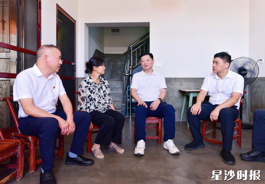 付旭明在刘耀林家，调研巩固拓展脱贫攻坚成果同乡村振兴有效衔接工作情况。