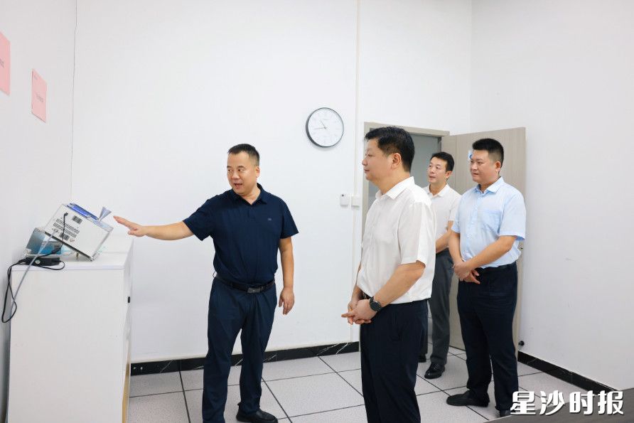 付旭明在湖南鸿翼模拟机培训基地，调研临空偏好型产业发展情况、发展难点及建议等工作。