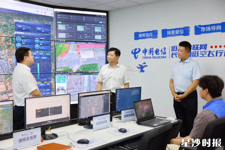 付旭明在低空经济研发总部大楼，调研园区低空经济产业发展情况。