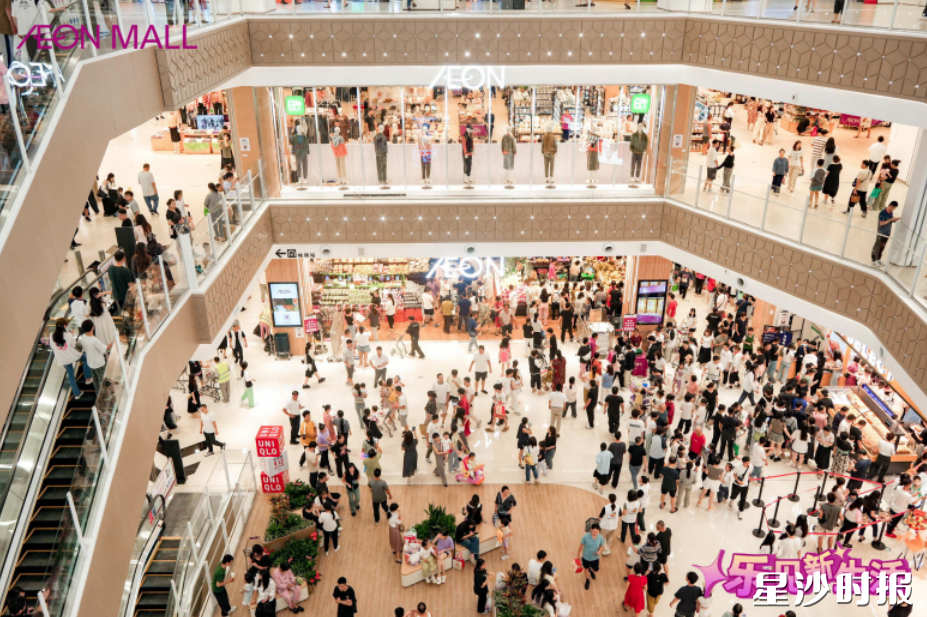 永旺梦乐城星沙店内众多居民前来购物，场内人气十分火爆。商场供图