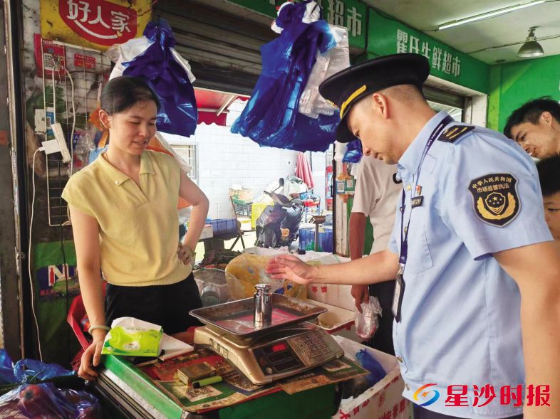 　　▲长沙县市场监管局对全县26家集贸市场的电子计价秤使用情况开展全覆盖、多轮次暗访检查与错峰检查。均为县市场监管局供图