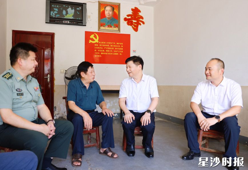 付旭明在黄花镇银龙村三字墙组退役军人柳正德家走访慰问。曾诗怡 摄