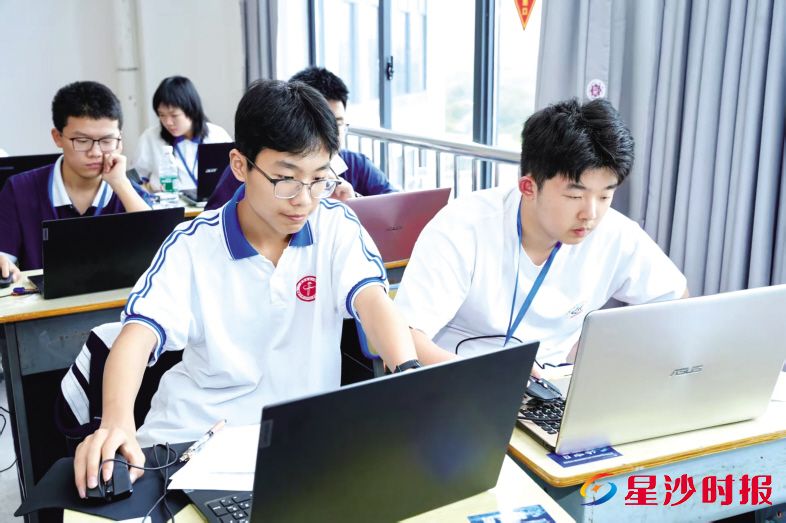 　　长沙县第一中学开设人工智能创客班、AI机器人班，获评全国人工智能科普示范基地、全国创新教育基地校。长沙县第一中学供图