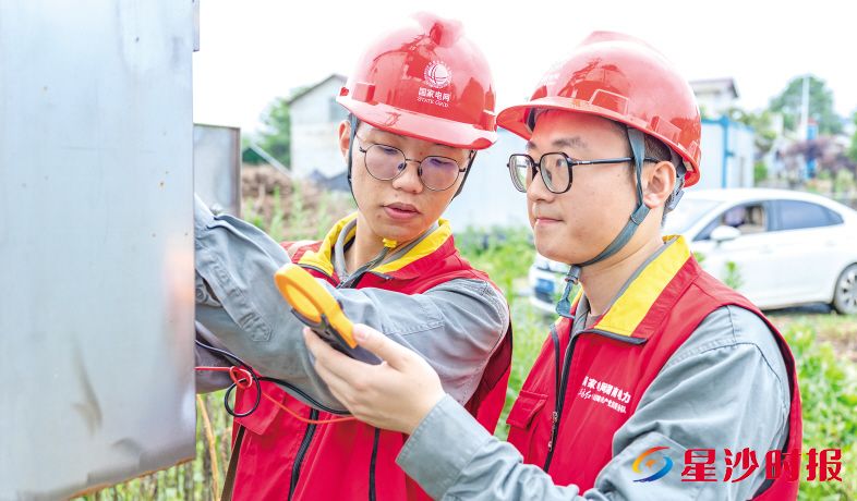 　　国网长沙县供电公司工作人员在调试设备，护航乡村产业发展。　　杨源 摄