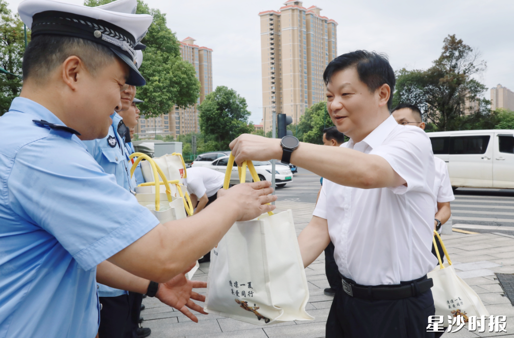 付旭明在开元路与东升路交叉口东南角交警岗亭，慰问一线民辅警。
