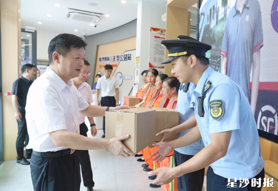付旭明在工会驿站天华公园站，慰问一线环卫工人、执法队员。均为谭园 摄