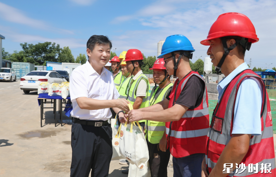 付旭明在抵县第二人民医院整体搬迁项目部，慰问一线项目工人。