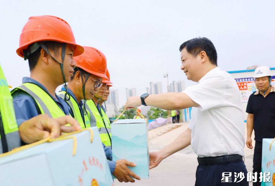 付旭明在湘能浩明智能装配制造项目现场，慰问一线项目工人，调研项目建设情况，检查安全生产工作。均为曾诗怡 摄