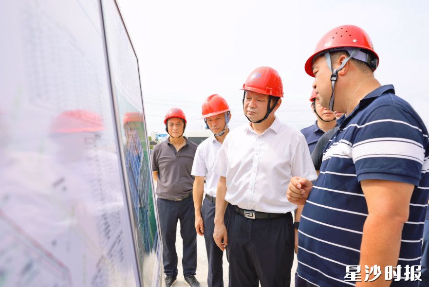 付旭明在长沙经开印务高端包装印刷智能工厂技改搬迁建设项目，慰问一线项目工人，调研项目建设情况，检查安全生产工作。