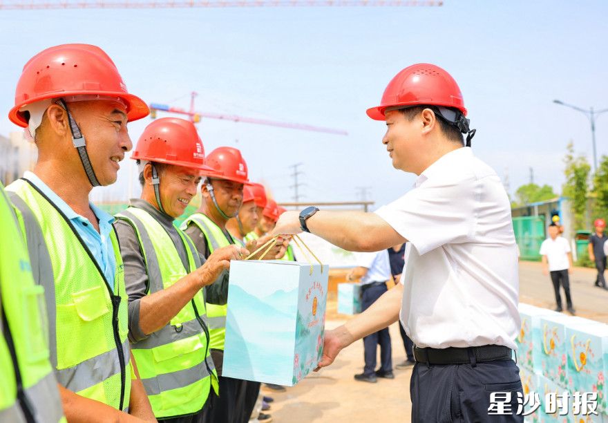 付旭明在长沙经开区梨江—㮾梨片区工业厂房项目，慰问一线项目工人，调研项目建设情况，检查安全生产工作。
