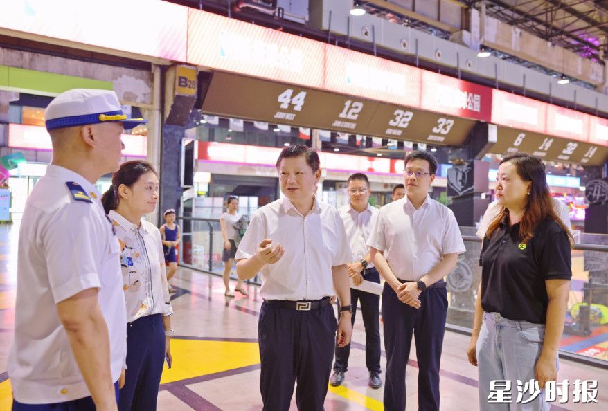 付旭明在乐运魔方督导安全防范、防溺水等工作。均为曾诗怡 摄